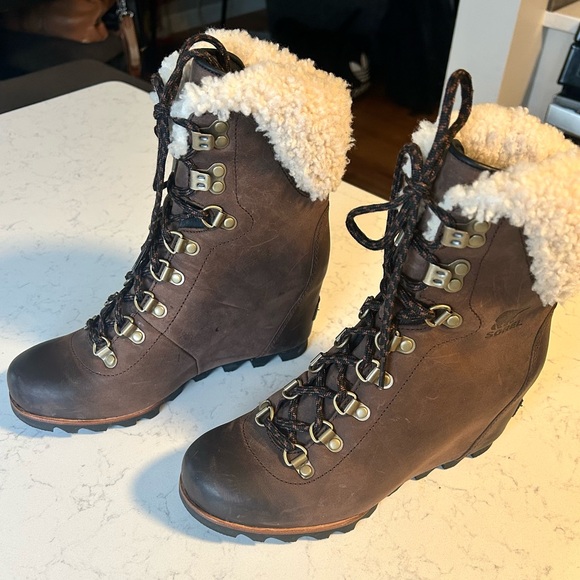 EUC Sorel Women's Conquest Tobacco Brown Lace-Up Wedge Boots w/ Shearling Lining - Picture 4 of 15